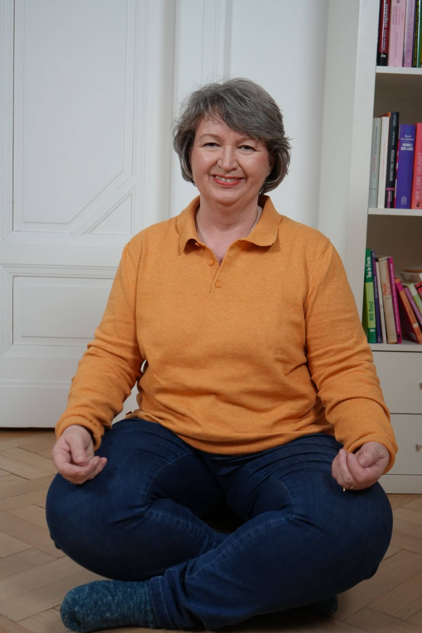 Renate K&ouml;chling-Dietrich im Schneidersitz